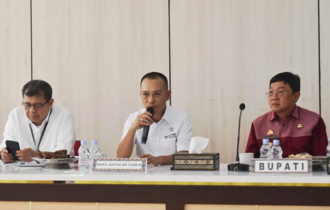 
					Wakil II BP Taskin RI, Iwan Sumule (Tengah) dan Bupati Toraja Utara, Frederik Victor Palimbong (Kanan) di Ruang Pola Kantor Bupati, Kamis (21/8/2025). Foto: Istimewa