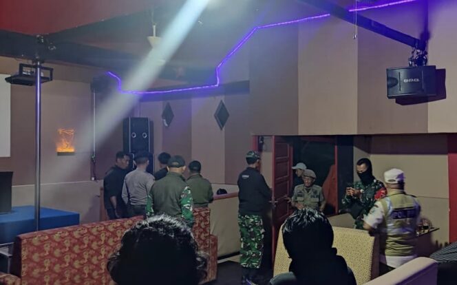 
					Petugas gabungan gelar Razia THM di Tana Toraja, Sabtu (2/7/2025) malam. Foto: Istimewa