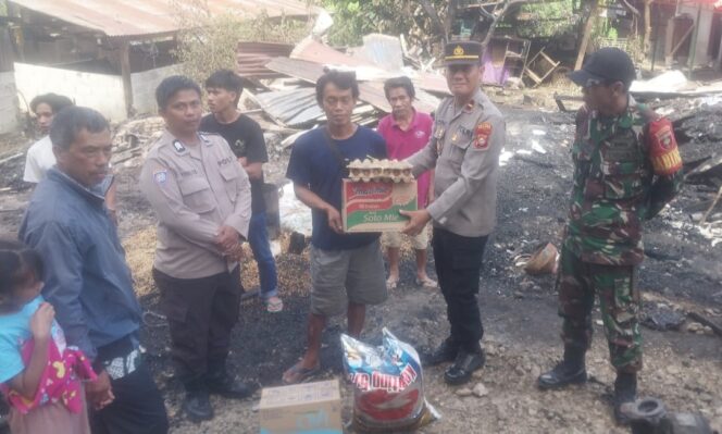 
					Polsek Sopai salurkan peduli kasih kepada korban kebakaran di Nonongan Utara. Foto: Istimewa