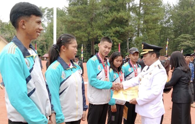 
					Empat Atlet Passemba Toraya Terima Reward dari Bupati Tana Toraja pada Minggu (17/8/2025). Foto: Istimewa