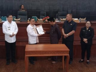 Penandatanganan berita acara kesepakatan bersama antara DPRD Tana Toraja dan Pemda Tator, pada Rapat Paripurna Jumat (29/8/2025). Foto: Istimewa