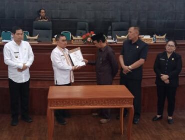 Penandatanganan berita acara kesepakatan bersama antara DPRD Tana Toraja dan Pemda Tator, pada Rapat Paripurna Jumat (29/8/2025). Foto: Istimewa