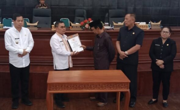 Penandatanganan berita acara kesepakatan bersama antara DPRD Tana Toraja dan Pemda Tator, pada Rapat Paripurna Jumat (29/8/2025). Foto: Istimewa