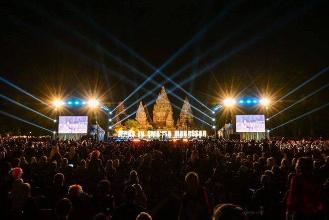 
					Panggung Tenas IV di Candi Prambanan dihadiri 4000 alumni Smansa dari angkatan 1963 sd 2024. Foto: Istimewa