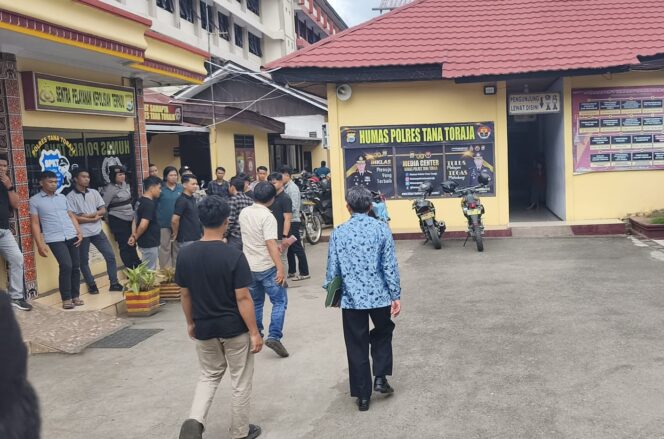 
					DK (Batik Biru) saat memenuhi panggilan pihak Kepolisian Polres Tana Toraja beberapa saat lalu. Foto: Dok. Vressnews