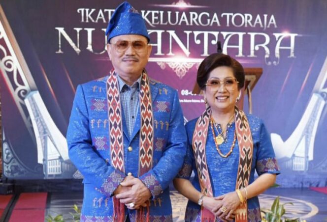 
					Irjen Pol (P) Drs. Frederick Kalalembang, Anggota DPR RI Fraksi Demokrat Dapil 3 Sulsel bersama Ibu. Foto: Istimewa
