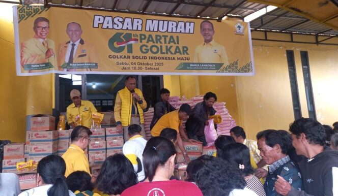 
					Ketua DPD Partai Golkar Tana Toraja, Victor Datuan Batara saat bersama masyarakat di Program penjualan sembako murah yang digelar DPD II Partai Golkar Tana Toraja