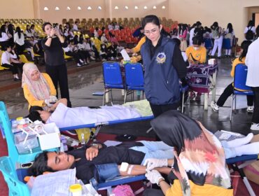 Anggota DPR RI Eva Stevany Rataba saat hadir dalam kegiatan Donor Darah yang digelar oleh Partai NasDem Toraja Utara. Foto: Istimewa