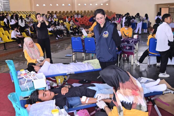 
					Anggota DPR RI Eva Stevany Rataba saat hadir dalam kegiatan Donor Darah yang digelar oleh Partai NasDem Toraja Utara. Foto: Istimewa