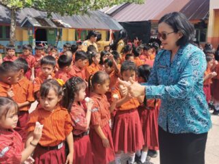 Ketua TP-PKK Toraja Utara, Damayanti Batti saat hadir dalam gerakan Gemar Makan Telur di SDN 3 Rantepao. Foto: Istimewa