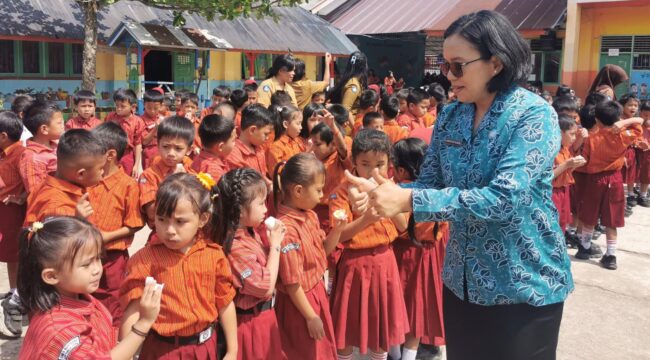 Ketua TP-PKK Toraja Utara, Damayanti Batti saat hadir dalam gerakan Gemar Makan Telur di SDN 3 Rantepao. Foto: Istimewa