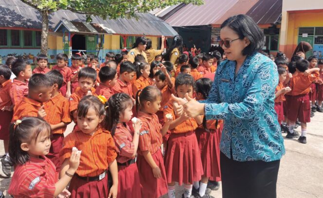
					Ketua TP-PKK Toraja Utara, Damayanti Batti saat hadir dalam gerakan Gemar Makan Telur di SDN 3 Rantepao. Foto: Istimewa