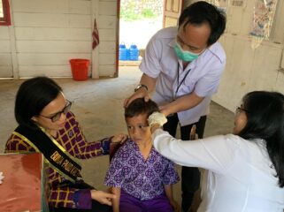 Ketua Komda PGPKT Toraja Utara, Damayanti Batti saat menggelar safari Bersih-Bersih Telinga (BBT) disemua PAUD. Foto: Istimewa