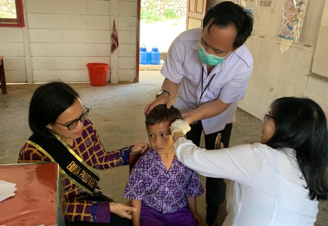 
					Ketua Komda PGPKT Toraja Utara, Damayanti Batti saat menggelar safari Bersih-Bersih Telinga (BBT) disemua PAUD. Foto: Istimewa
