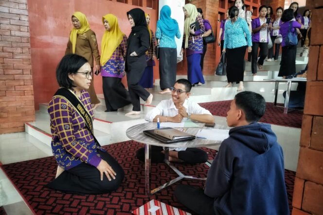 
					Ketua TP PKK Toraja Utara Damayanti Batti saat bersama rombongan melakukan studi tiru ke Kabupaten Gowa, Sulawesi Selatan, Senin 20 Oktober 2025. Foto: Istimewa