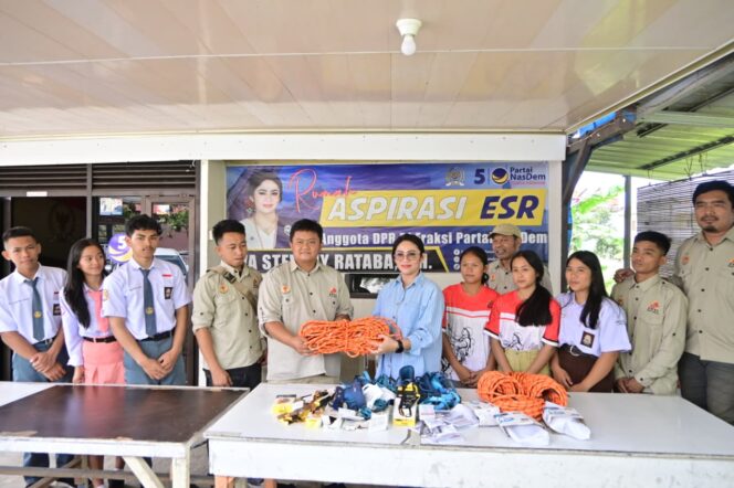 
					Eva Stevany Rataba serahkan bantuan sarana dan prasarana olahraga kepada Federasi Panjat Tebing Indonesia (FPTI) Kabupaten Tana Toraja. Foto: Istimewa