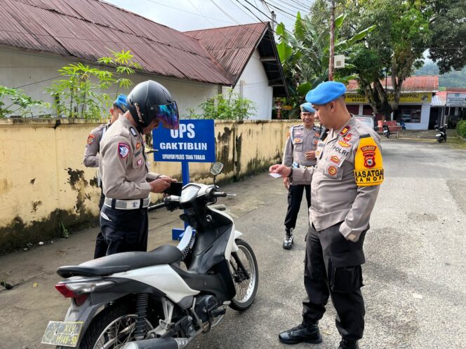 
					Operasi Zebra 2025, Propam Polres Tana Toraja Periksa kelengkapan jajaran personil baik yang bertugas di Polres maupun yang ada di Polsek. Foto: Istimewa