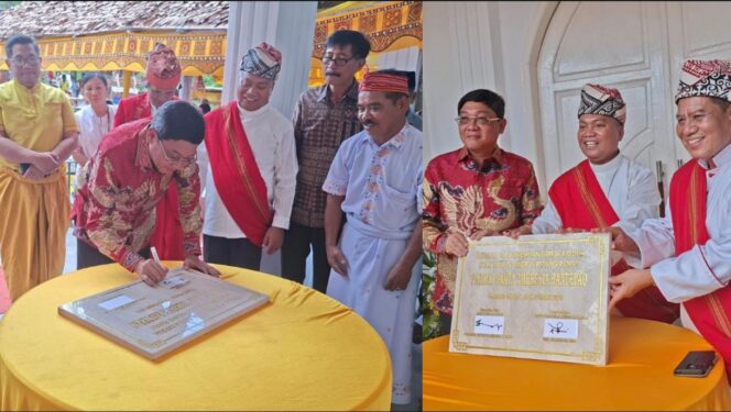 
					Bupati Toraja Utara, Dedy Palimbong saat menandatangani prasasti peresmian Gereja Katolik Santo Yakobus di Panga', Minggu (23/11/2025). Foto: Istimewa
