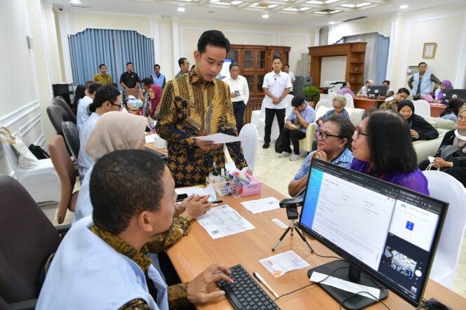 
					Wakil Presiden (Wapres) Gibran Rakabuming saat menerima aspirasi rakyat lewat kanal LMW. Foto: Istimewa/Dok. Biro Pers Media dan Informasi Sekretariat Wakil Presiden