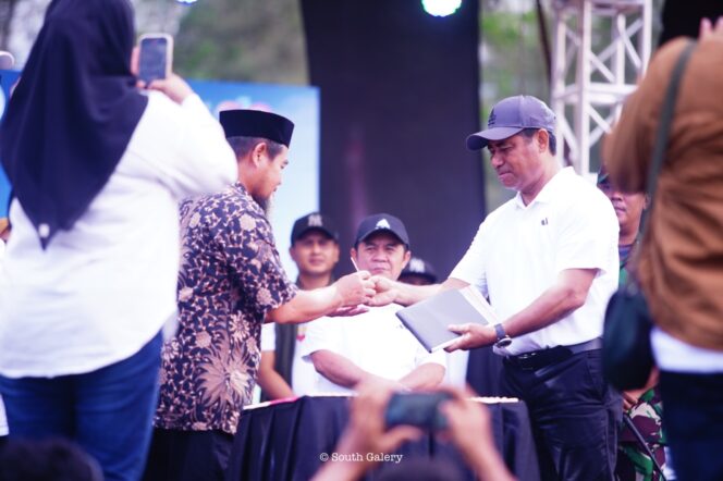 
					Bupati Halmahera Timur Resmi Buka Festival Transmigrasi Wasile ke-43