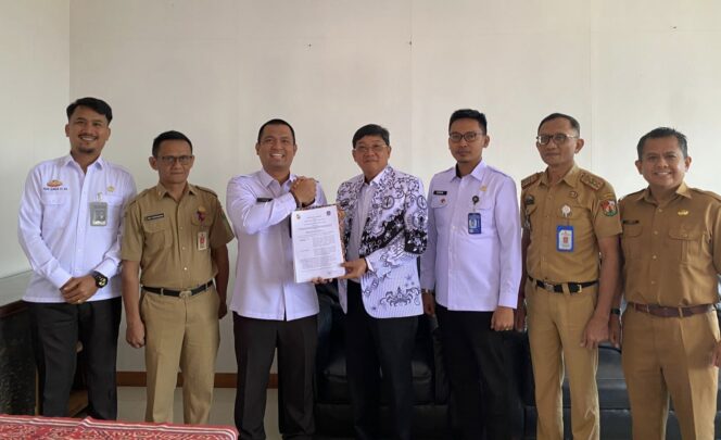
					penandatanganan MoU Perjanjian Kerja Sama (PKS) Kantor Imigrasi Kelas II Non TPI Palopo dengan Pemda Toraja Utara. Foto: Istimewa