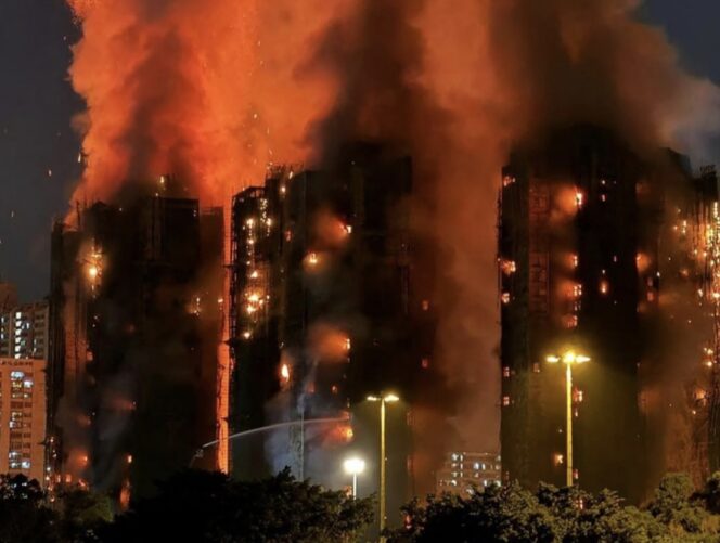 
					kebakaran hebat yang melanda 7 Apartemen Wang Fuk Court di Hong Kong. Foto: Istimewa