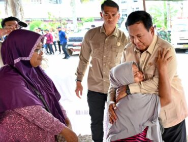 Presiden Prabowo saat berada dengan para pengungsi korban bencana alam di Tapanuli Tengah, pada Senin (1/12/2025). Foto: Setkab RI/BPMI Setpres