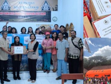 Perwakilan IKAT Nusantara yang diwakili oleh Ketua IKAT Malang, Ir. Edy Daniel Tondok, bersama Pdt. Sriwanti Y. Samperuru  mewakili Crisis Center Gereja Toraja Cabang Kebaktian Malang menyerahkan bantuan kepada warga Pronojiwo yang terdampak erupsi Gunung Semeru, pada Selasa (2/12/2025). Kolase Foto: Istimewa