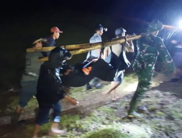 Jasad korban saat dievakuasi oleh Tim SAR Gabungan pada Sabtu malam (6/12/2025). Foto: Istimewa