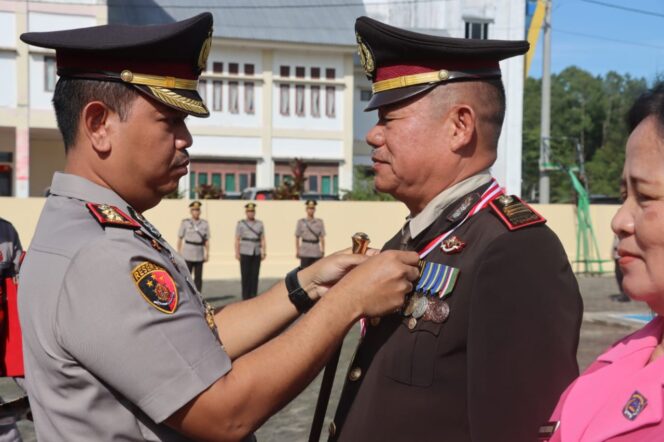 
					Kapolres Toraja Utara AKBP Stephanus Luckyto saat memimpin Sertijab di Halaman Kapolres Toraja Utara pada Senin (8/12/2025). Foto: Istimewa