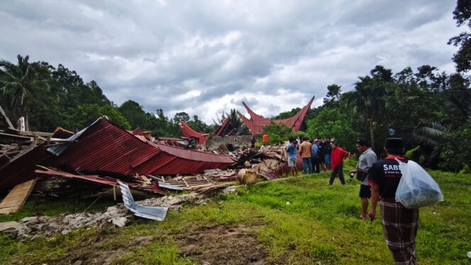 
					Tongkonan Ka'pun di Kelurahan Ratte Kurra, Kecamatan Kurra, Tana Toraja usai dieksekusi pada Jumat (5/12/2025). Foto: Istimewa