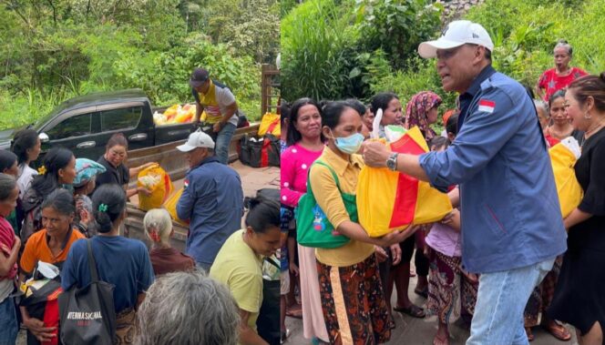 
					Pimpinan PT Malea bersama Istri saat menyalurkan 1000 Paket sembako kepada masyarakat disekitar perusahaan pada Jumat (12/12/2025). Foto: Istimewa