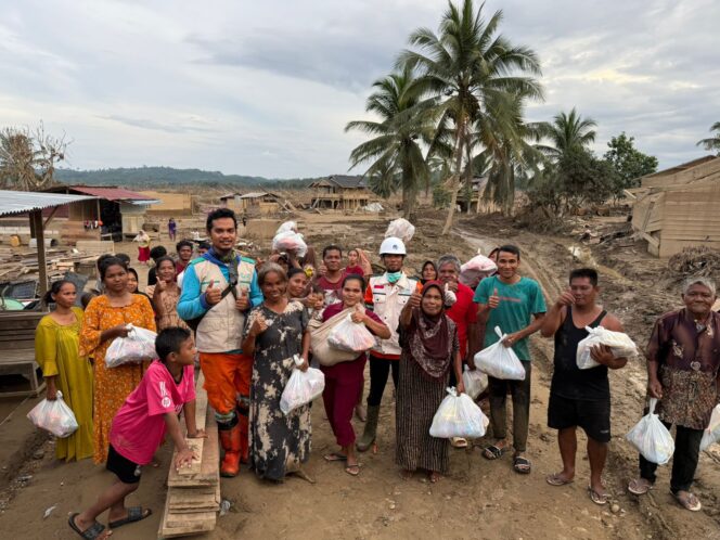 
					YBM PLN UID Sulselrabar terus menyalurkan bantuan bagi warga terdampak banjir di Dusun Bidari, Desa Leubok Pusaka, Kecamatan Langkahan, Kabupaten Aceh Utara, pada Sabtu (13/12). Bantuan diserahkan untuk membantu meringankan beban masyarakat pascabencana. Foto: Istimewa/PLN UID Sulselrabar