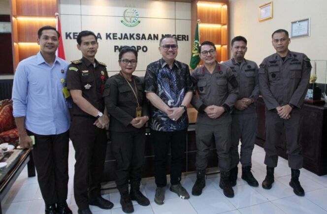 
					Anggota DPR RI Komisi III Frederik Kalalembang kunjungi Kejari Kota Palopo. Foto: Istimewa