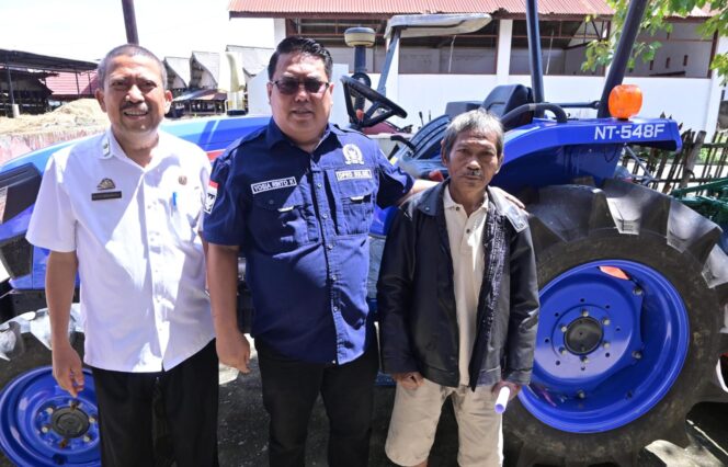 
					Anggota DPRD Sulsel, Yosia Rinto Kadang salurkan bantuan alat dan mesin pertanian untuk petani di Toraja Utara. Foto: Istimewa