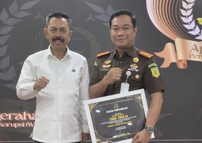 
					Prof. Dr. Asep N. Mulyana Plt. Wakil Jaksa Agung Republik Indonesia (kiri) dan Frendra AH (kanan). Foto: Istimewa