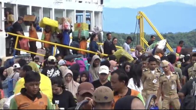 
					Pelabuhan Nusantara Parepare Dipadati perantau asal Toraja dan Mamasa mudik Natal dan Tahun Baru, Jumat Siang (19/12/2025). Foto: Istimewa/Vressnews