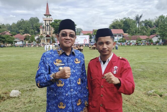 
					Frederik Victor Palimbong Bupati Toraja Utara saat bersama Ketua GMNI Toraja Utara 