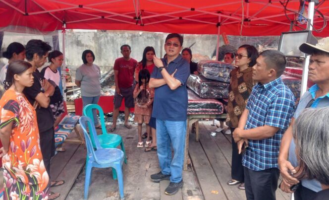 
					Bupati Toraja Utara Frederik Victor Palimbong kunjungi dan salurkan bantuan kepada korban kebakaran di Malangngo'. Foto: Istimewa