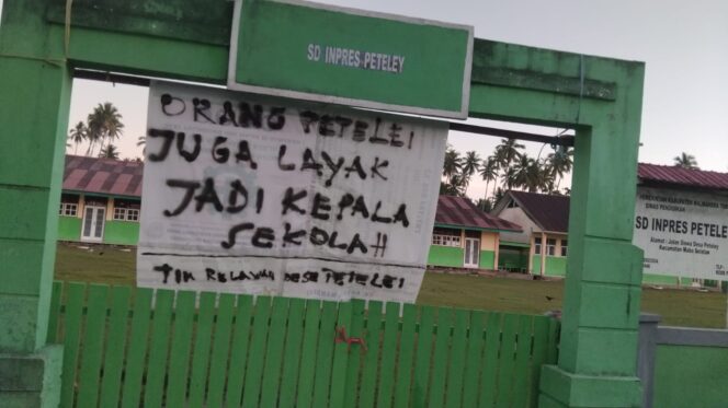 
					Tidak Menerimah Kepalah Sekolah diganti orang luar Kampung, Warga dan Timses Palang SD Inpres Peteley Kecamatan Maba Selatan