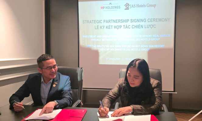 
					Dewi Sartika Pasande (DSP) saat menandatangani kerjasama pengelolaan Hotel Bintang 5 di Vietnam dengan MP Holdings Group, Rabu (21/1/2026). Foto: Istimewa