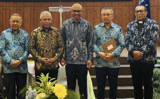 
					Ketua Umum PNPS GMKI William Sabandar (tengah) saat serah terima PNPS GMKI serta Perayaan Natal dan Tahun pada Minggu (11/1/2026). Foto: Istimewa