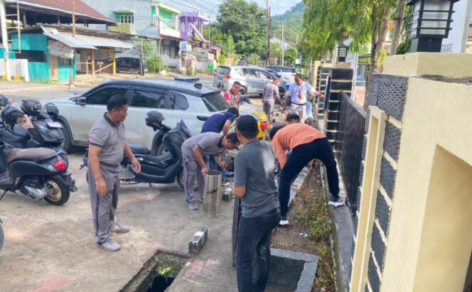 
					kegiatan kurvei menjaga kebersihan di lingkungan Mapolres Enrekang. Foto: Istimewa