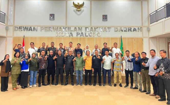 
					Foto bersama usai rapat Anggota DPRD se-Luwu Raya di Kota Palopo. Dok: Istimewa