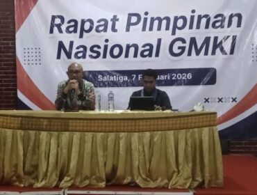 William Sabandar (kiri) Ketua Umum Pengurus Nasional Perkumpulan Senior Gerakan Mahasiswa Kristen Indonesia (PNPS GMKI). Foto: Istimewa