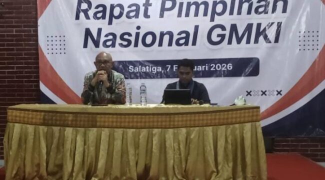 William Sabandar (kiri) Ketua Umum Pengurus Nasional Perkumpulan Senior Gerakan Mahasiswa Kristen Indonesia (PNPS GMKI). Foto: Istimewa