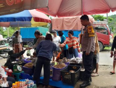 Personil Polsek Sanggalangi', Polres Toraja Utara, pantai harga sembako di Pasar Ledo. Foto: Istimewa