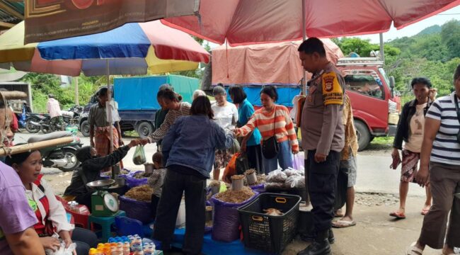 Personil Polsek Sanggalangi', Polres Toraja Utara, pantai harga sembako di Pasar Ledo. Foto: Istimewa