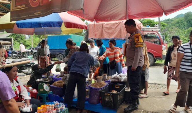 
					Personil Polsek Sanggalangi', Polres Toraja Utara, pantai harga sembako di Pasar Ledo. Foto: Istimewa