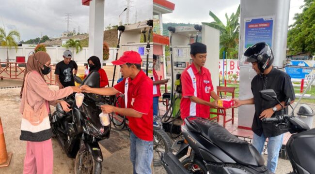 Program berbagi takjil digelar di 178 SPBU yang tersebar di berbagai provinsi di Sulawesi. Foto: Istimewa
